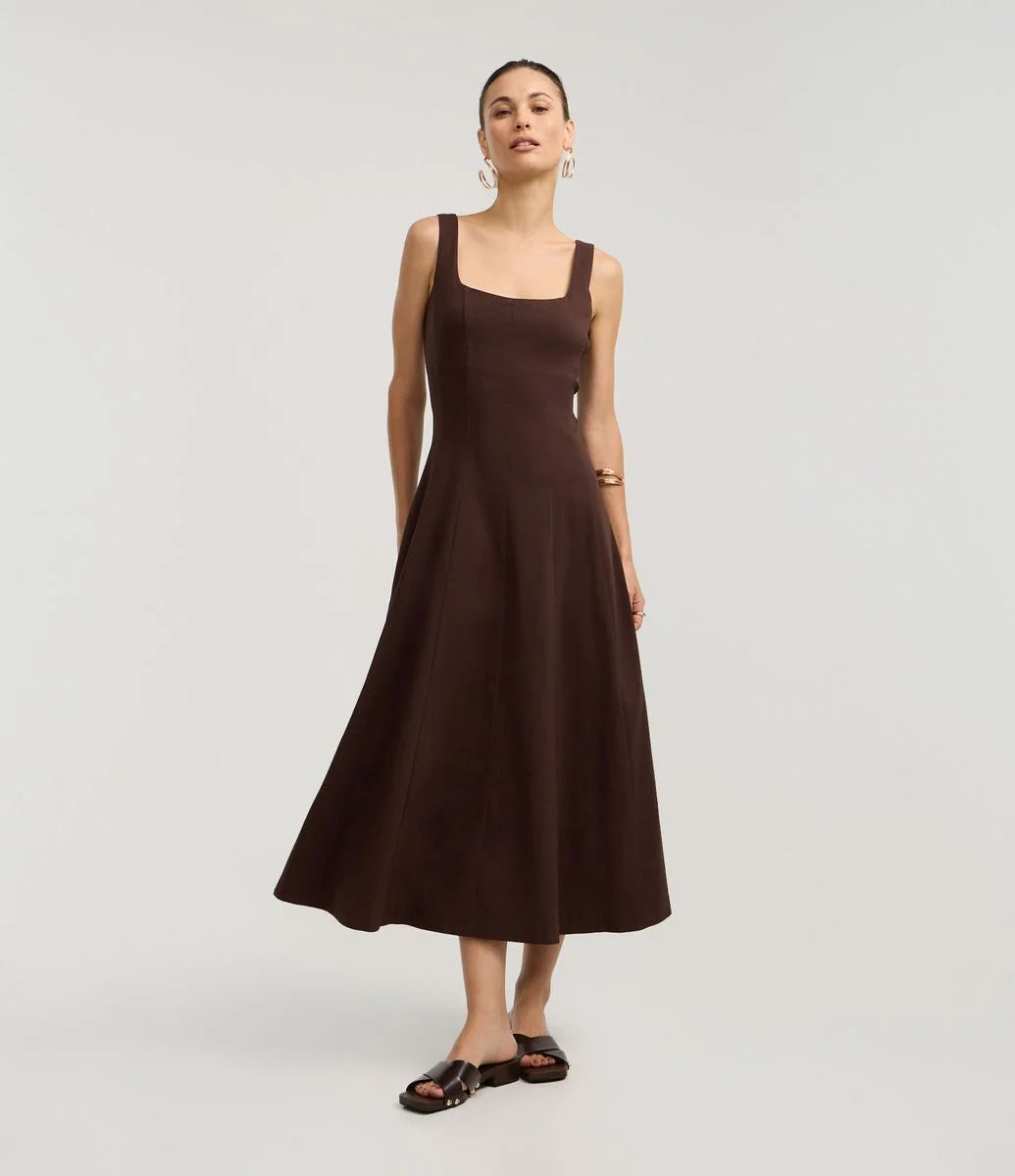 Vestido Evasê Midi em Viscose com Decote Quadrado e Recortes