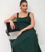 Vestido Evasê Midi em Viscose com Decote Quadrado e Recortes